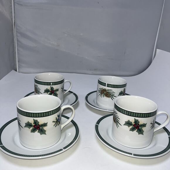 SET OF 4 Fairfield Fine China WINTERGREEN Cups and Saucers. Christmas Holiday - Picture 1 of 11